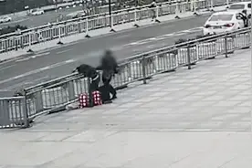 兄弟俩喝酒两次错过高铁，醉酒哥哥怒打醉酒弟弟，网友：不是兄弟不聚头啊图片