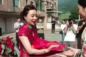 “最年轻婆婆”火了，打扮时尚太吸睛，网友：到底是谁结婚？图片