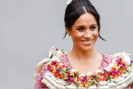 梅根：腋下被汗水打湿不觉尴尬，穿华服戴250万珠宝参观贫困学校图片