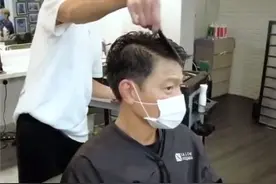 59岁华仔也爱上烫头，戴老花镜有秃顶迹象，曾借于谦梗想说相声图片