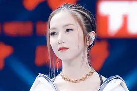 习惯了大浓妆的邓紫棋，淡妆的她好清秀的感觉，网友：差点没认出图片