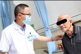 79岁大爷脸长“蛇缠腰”，双眼剧疼难忍！医生看病竟要放弃治疗？图片