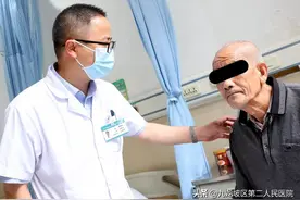 79岁大爷脸长“蛇缠腰”，双眼剧疼难忍！医生看病竟要放弃治疗？图片