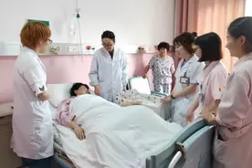 两位住在同一个病房的孕妇，生完孩子后，待遇相差的不是一星半点图片