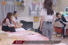 张含韵减肥失败，穿紧身衣坐下时肚子上的“游泳圈”太明显图片