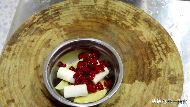 在家怎样炒出地道的麻辣小龙虾，厨师长教你调制配料，肉质鲜嫩