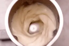 中国牛人发明了一个神奇的杯子，既是豆浆机也是榨汁杯，能随身带图片