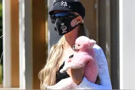 希尔顿穿黑色蕾丝吊带胸衣秀蛮腰，萌宠粉色染毛超吸睛图片