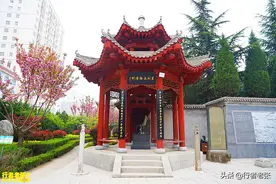 春秋五霸之一，秦穆公陵墓，如今只是个小土堆，荒草丛生无人识图片