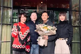 62岁冯小刚近照憔悴！头发斑秃脸色白，在蓝盈莹等人中间好扎眼图片