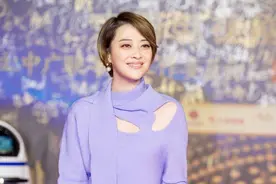 又被梅婷美到了，穿紫色镂空毛衣配阔腿裤高级洋气，美到了极致图片