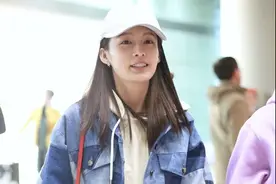 讲真！李沁越来越会穿，牛仔外套配连帽卫衣，这一套内搭外穿都行图片