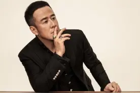 杨坤酒后拉着女人不松手，49岁的他不婚原因让人不解图片