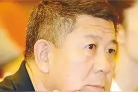 62岁“马汉山”程煜，因戏生情嫁给女导演韩雪松，如今家庭很幸福图片