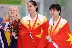 蝶泳奥运冠军刘子歌，用巨额奖金买路虎送教练，婚后过上幸福生活图片