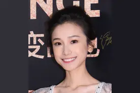 姜梓新一袭白色小碎花，好似小仙女图片