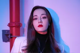 迪丽热巴白西装，唯美滤镜帅气写真图片