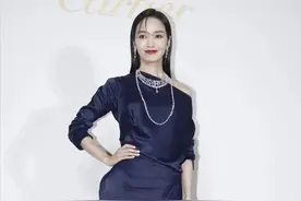 41岁侯佩岑罕见露面，穿丝质长裙却暴露惊人胯宽，红唇妆容吸睛图片