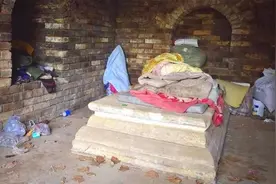 南京出土朱元璋女儿墓，墓中还住有活人，直接躺在公主棺材上图片