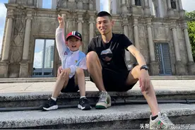 旭旭宝宝出去旅游，意外暴露身材，与韩茜茜形成对比，令粉丝心疼图片