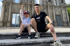 旭旭宝宝出去旅游，意外暴露身材，与韩茜茜形成对比，令粉丝心疼图片