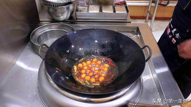 鹌鹑蛋的简单好吃做法，一蒸一炸，淋一罐啤酒慢慢烧，越吃越香