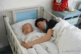 看得心酸：2岁宝宝做腰穿呼救，妈妈却只能含泪将他摁住图片