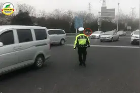 跟着导航骑车上高速 小姐姐你是不是有许多的问号？图片
