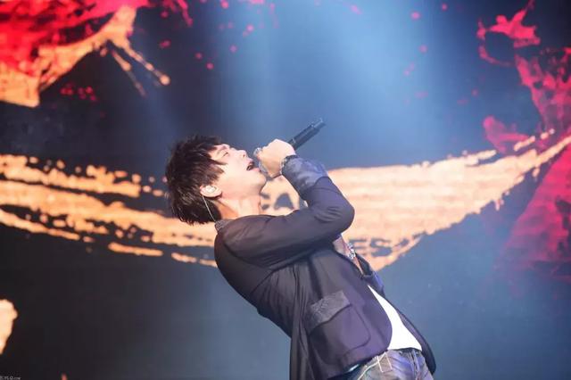 无论是在“信乐团”还是成为“苏见信”,他都是一个活自己的人