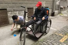 暖！百岁老兵的手摇车年老失修罢工 一群师生14天定制改造升级图片