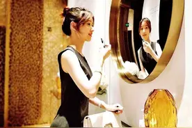 章泽天成立俩公司后露面，温婉贵气身材柔美，被调侃：刘总高攀了图片