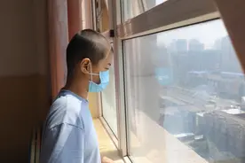 血癌男孩不知母亲患癌离世十年 父亲：一直以妻子之名给儿子送生日礼物图片