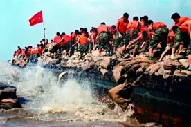 98年抗洪有多悲壮？解放军用身体堵大堤决口，高喊“人在，堤在”图片