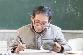 老民师辛苦工作22年，每月才领440元教龄补贴，什么时候能上涨？视频封面