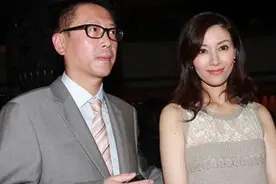 赌王去世后，李嘉欣深夜晒与陈百强合影挑衅，却被何超琼霸气反击图片
