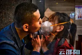 爱情最美好的样子！邵阳抗疫女护士与男友隔着玻璃亲吻图片