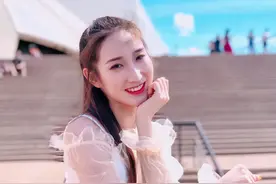 让张艺兴手舞足蹈，大赞“喜欢”，这个23岁的女演员不简单图片