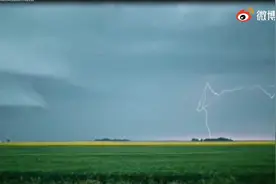 "气象在现场" 太震撼！看摄影师用300小时记录的闪电与风暴图片