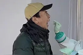 63岁冯巩做核酸检测，伸舌头瞪眼直干呕，羽绒服疑似上万元图片