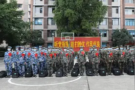 四川省首批女兵起运：为梦想出征，“铿锵玫瑰”奔赴军营图片