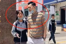 “最年轻爸爸”接女儿放学被围观，老师误会：这是你男朋友？图片