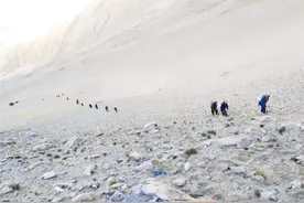 印军背无线电小电台，一进深山峡谷：就没信号，叫天不应叫地不灵图片