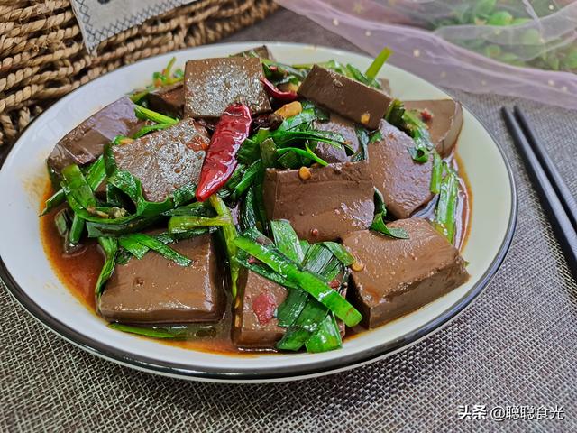 惊蛰时节，多吃这道“清肠”菜，含铁量高，春季常吃气色好