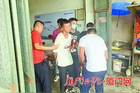 “娇小男”从门缝挤入一夜盗两店 有多次盗窃前科图片