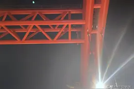 女子爬上十八大街高架桥歇斯底里大哭，离地30米高！消防员上演“深夜惊魂”图片