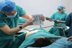 生完孩子后医生又将手伸进去，宝妈慌张质问，护士：这是为你好图片