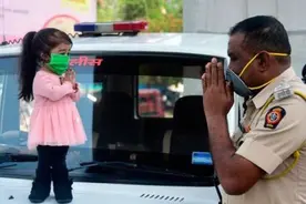 世界最矮女孩现身印度街头，佩戴口罩站上警车，呼吁人们居家隔离图片