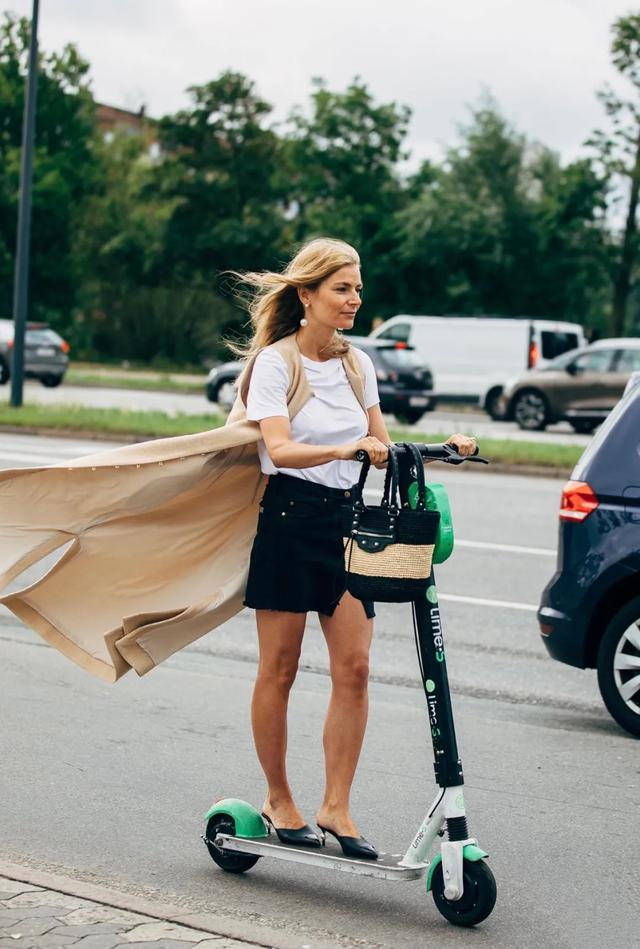 女明星秋季撞衫的第一件单品,我再也不说它鸡肋了