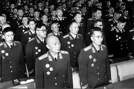 湖南平江籍历史人物：龚杰 开国大校 1976年他为毛主席守灵图片