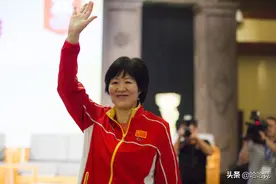 郎平已完成续约手续，带领中国女排到东京奥运结束，明年1月集训图片